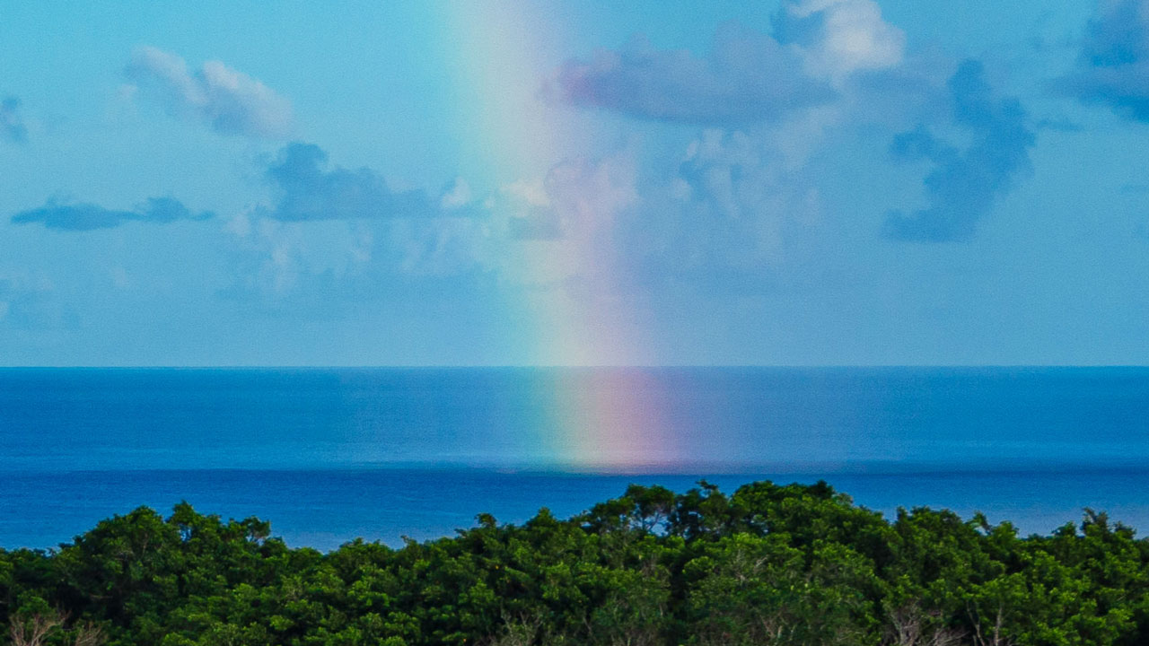 雲と海を繋ぐ虹の無料写真素材