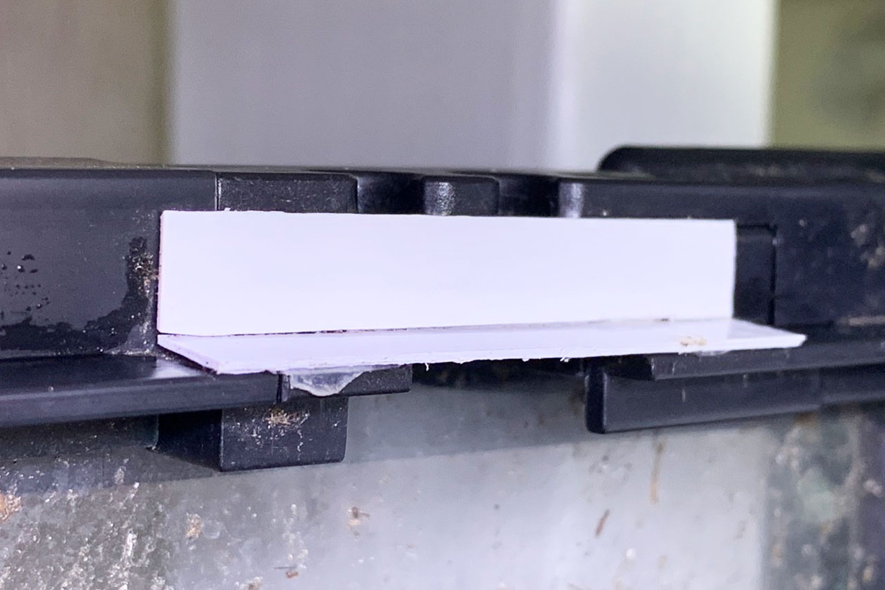 非メーカー製のケージを加工して隙間を塞いだ様子