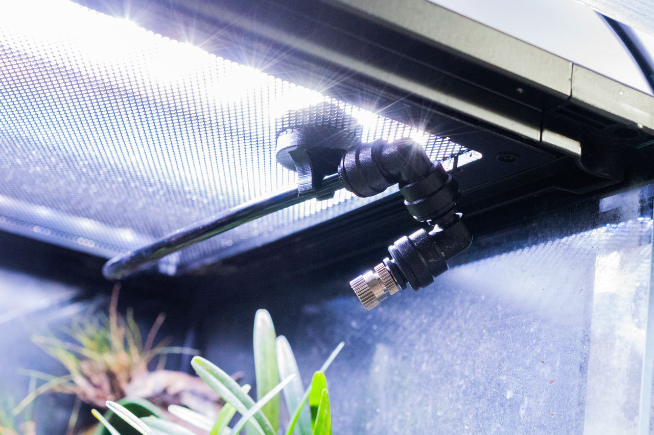 マグネットで固定している噴霧ノズル