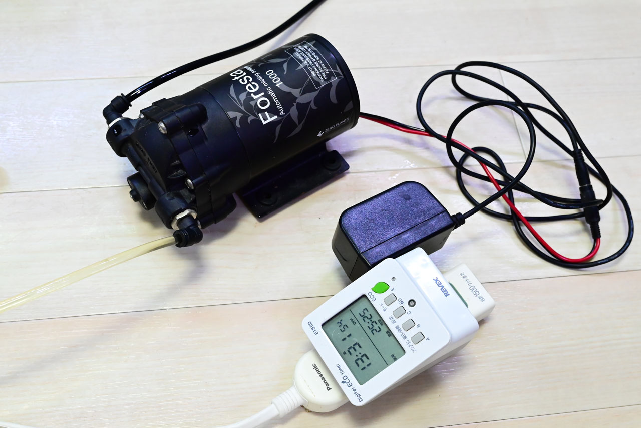 ミストポンプを24時間タイマーに接続した様子