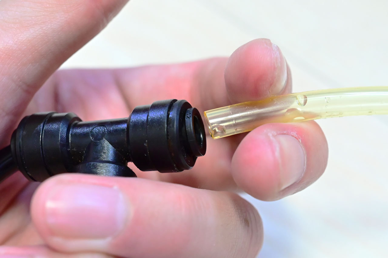 ミスト部品に耐圧チューブを挿入