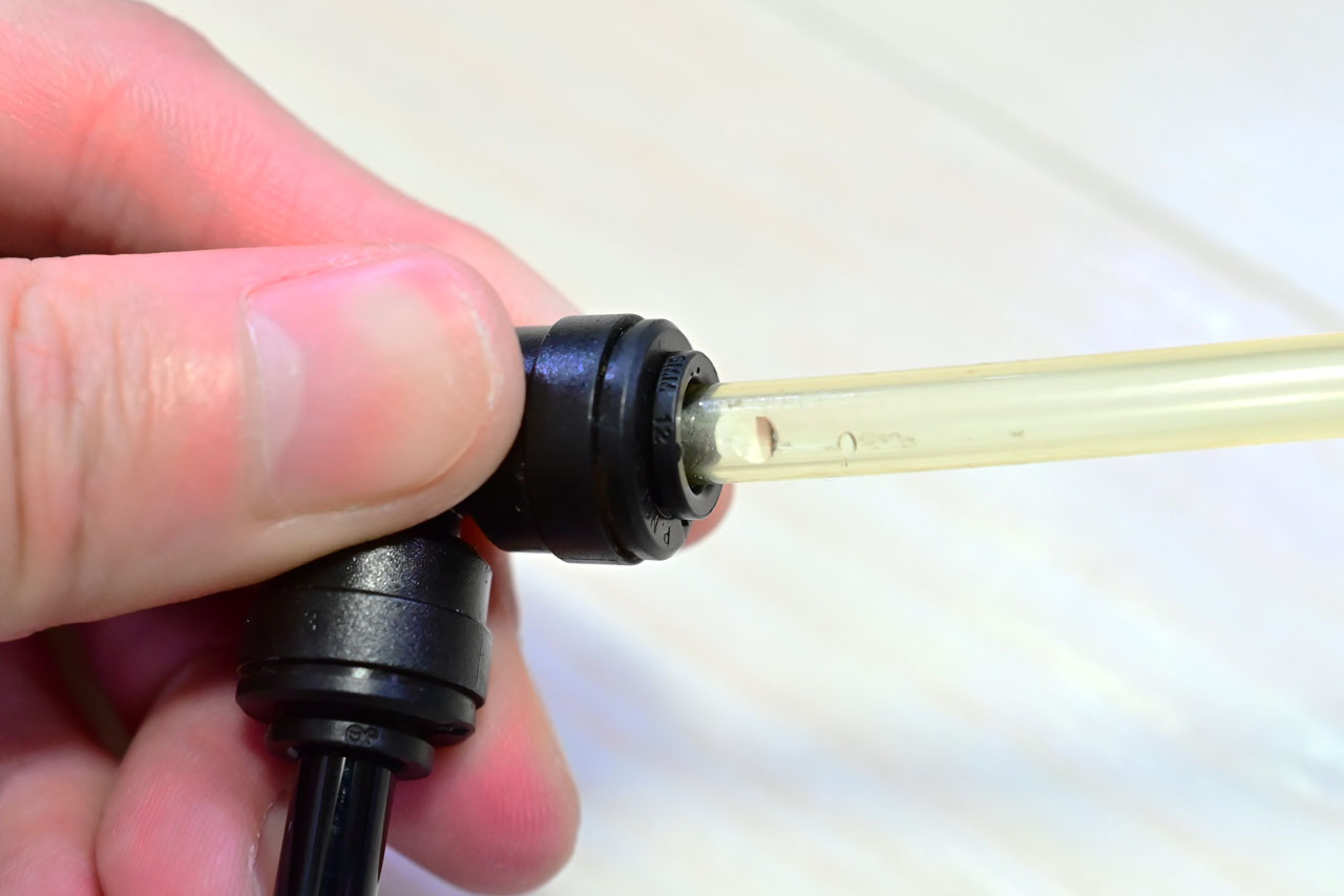 ミスト部品に耐圧チューブを挿入