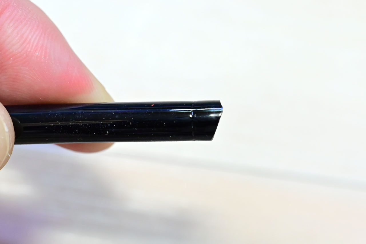 斜めにカットされたミストチューブ