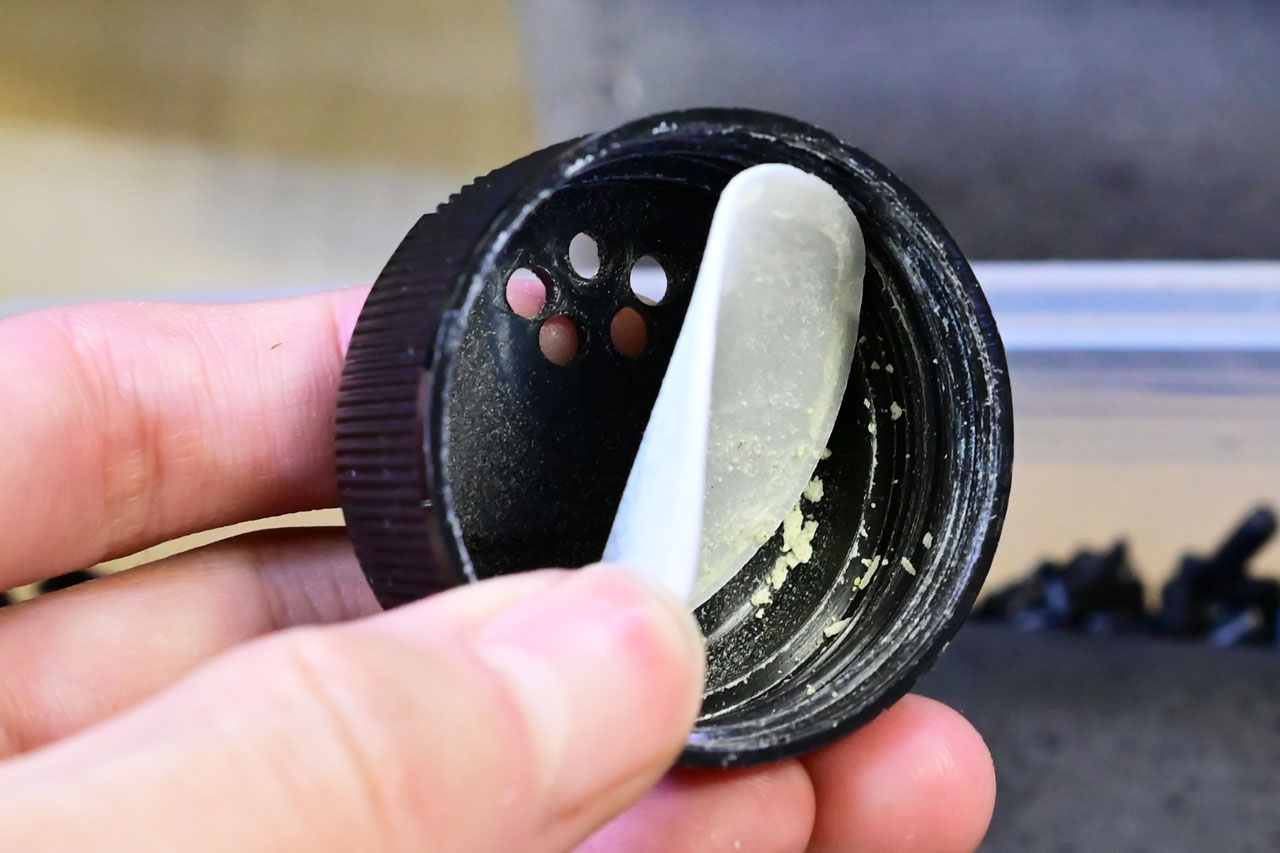 SpringTailsトビムシフード、開封時のフタの取り外し