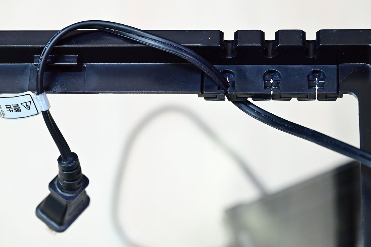 グラステラリウムPRO、コード穴を通した様子