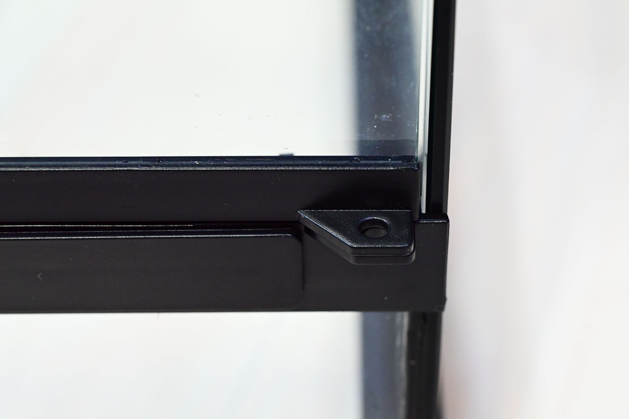 グラステラリウムPRO、フロント扉のワイヤーロック穴