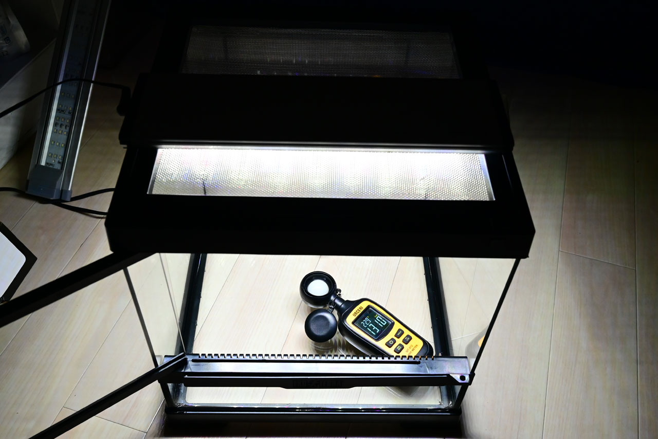 グラステラリウムPRO3030、フタ無し時の光量チェック（少しライトはずらしてる）