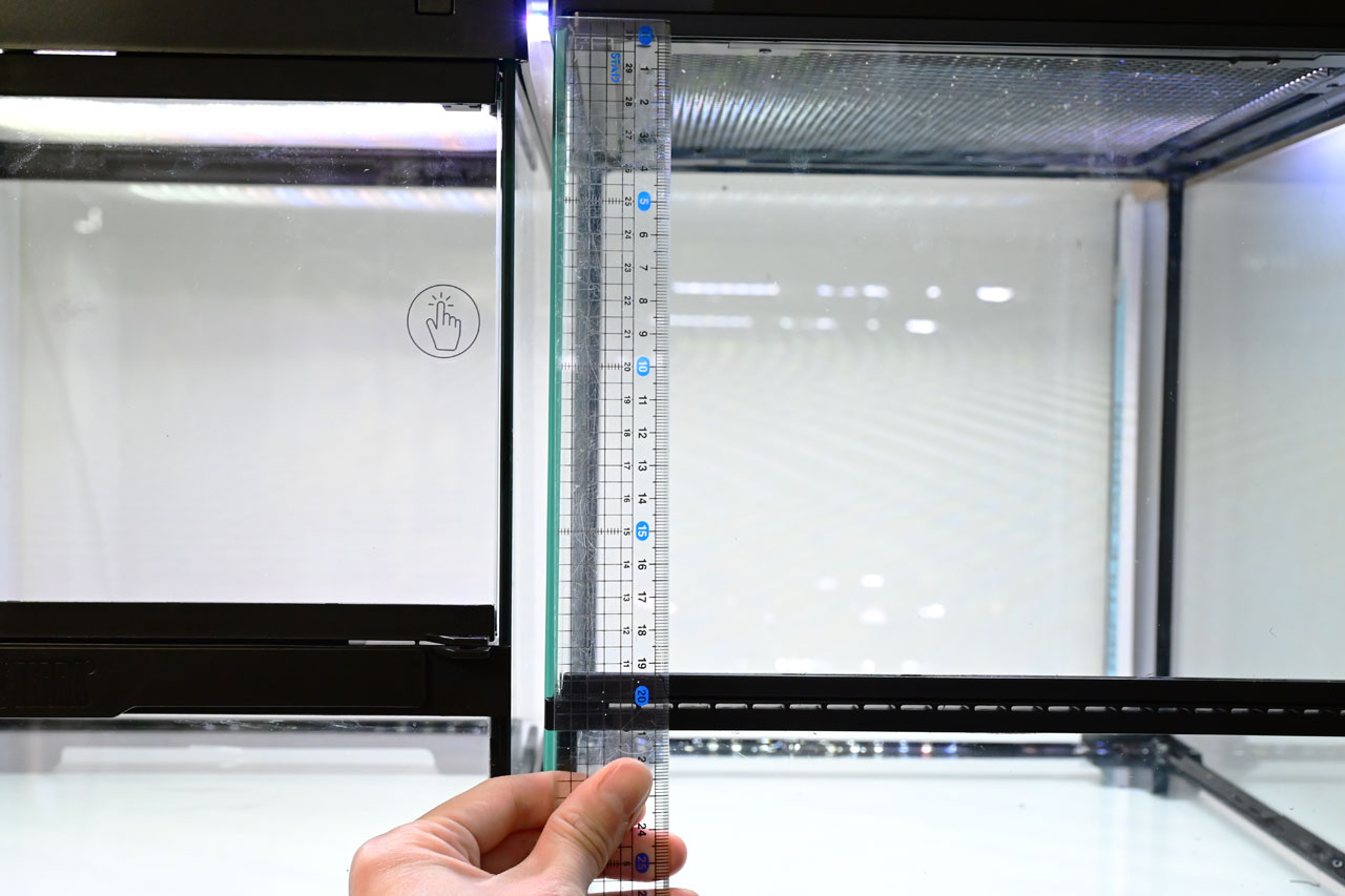 グラステラリウムPROとレプタイルガーデンの比較、レプタイルガーデン3030の鑑賞ガラス縦幅19cm