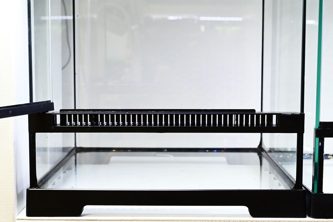 グラステラリウムPRO、フロントの通気口調節パーツを外した状態