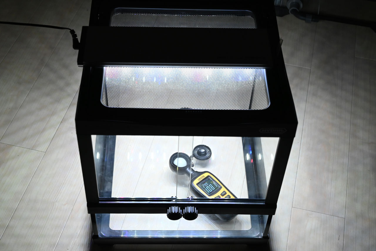 ヒュドラケース3133、フタあり時の光量測定（1081Lux)