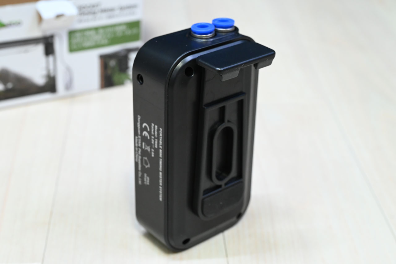 ポケットタイマー付きミストシステム、本体裏をフックに変更した様子