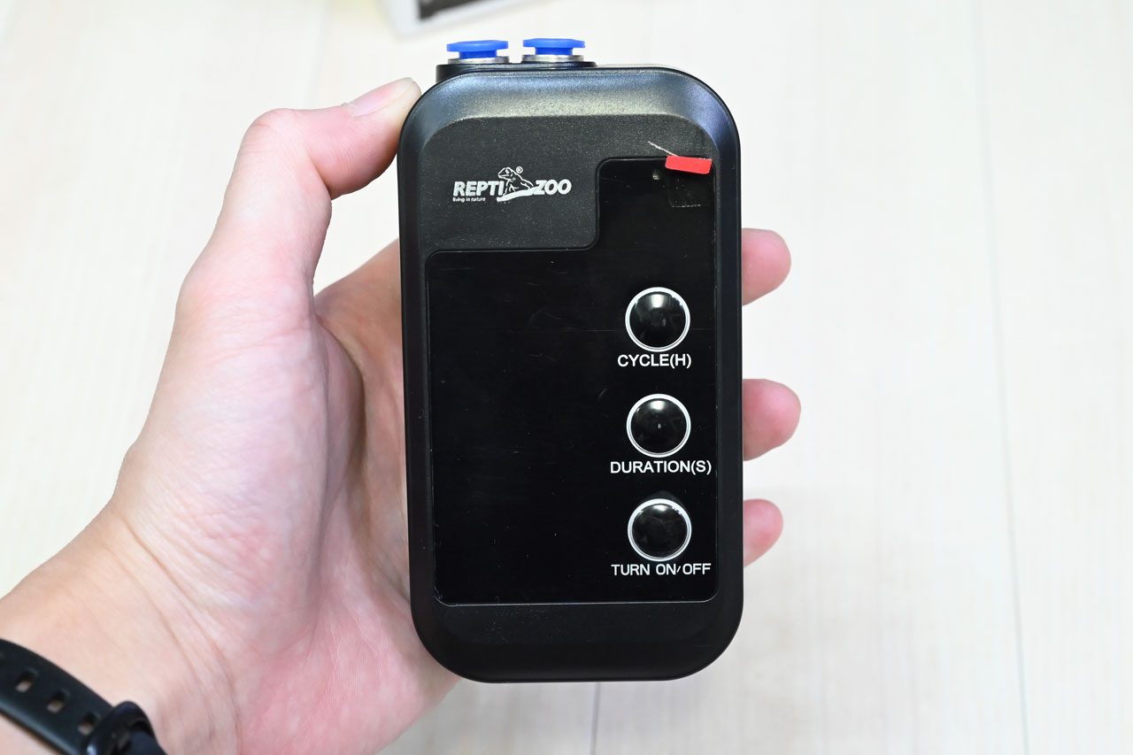 ポケットタイマー付きミストシステム、本体を手にもった様子