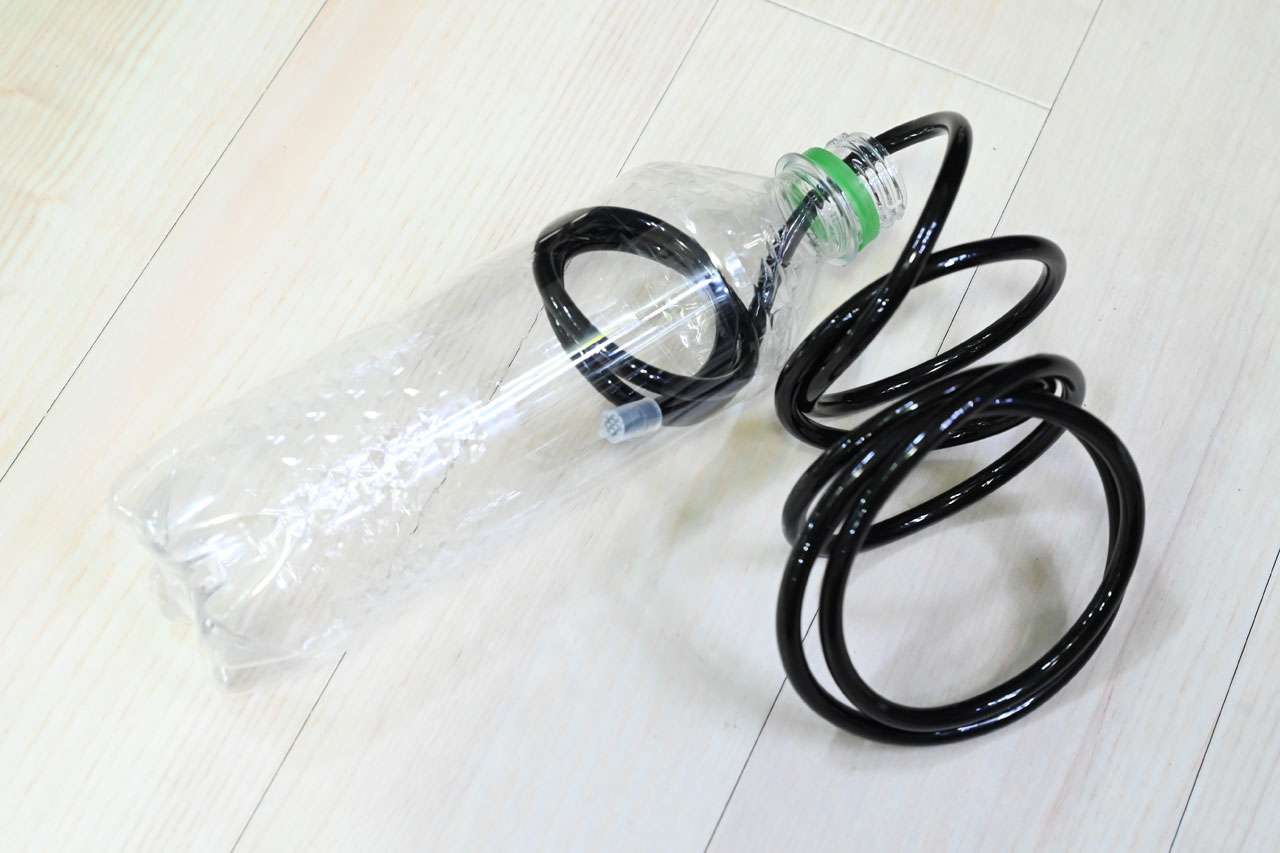 ポケットタイマー付きミストシステム、ぐにゃぐにゃのコードでペットボトル底に入れれない