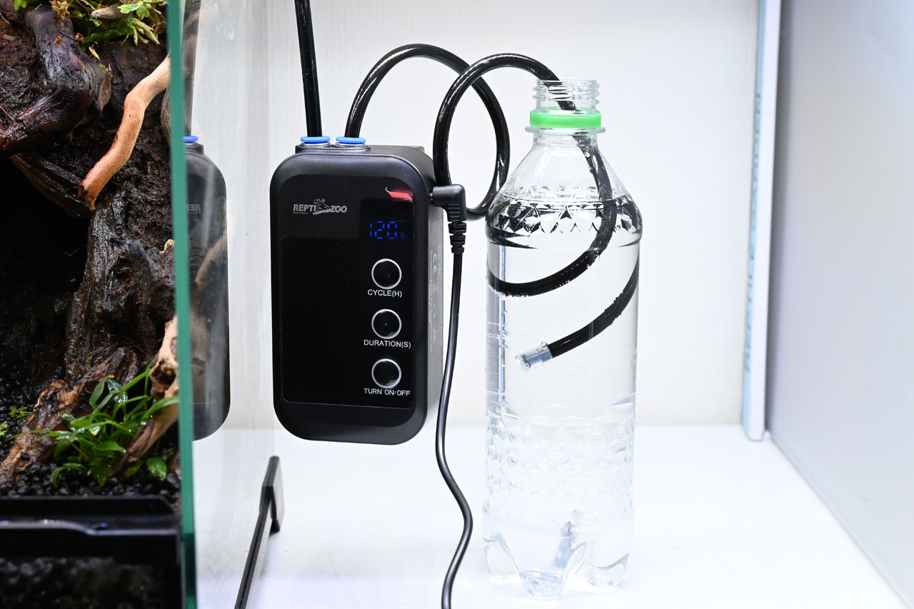 ポケットタイマー付きミストシステム、ぐにゃぐにゃのコードでペットボトル底に入れれない状態