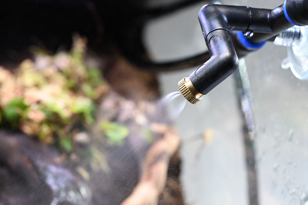 ポケットタイマー付きミストシステムの噴霧（アップ）