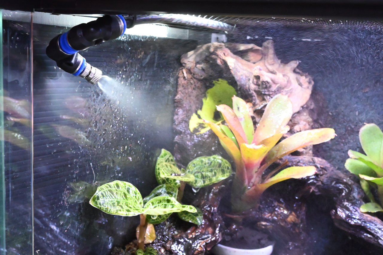 ポケットタイマー付きミストシステムのポンプで、フォレスタノズルを可動させた様子