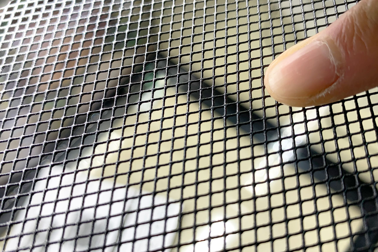 ヒュドラケース3133の上フタメッシュと人差し指による大きさ比較