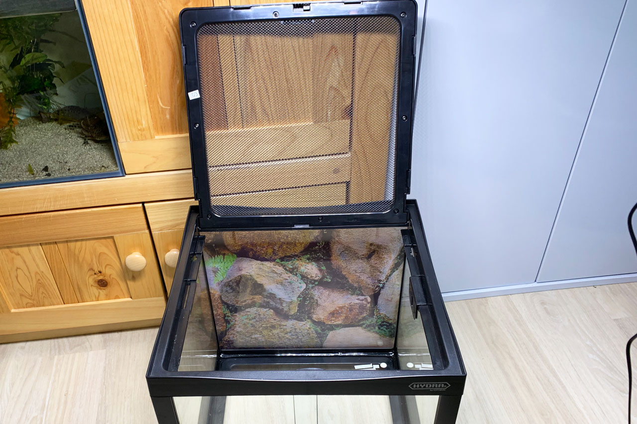 開放するヒュドラケース3133の上フタ