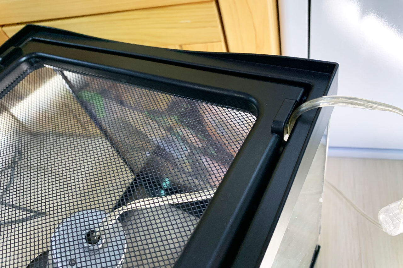 ヒュドラケース3133、コード穴を使ってコードを通している様子