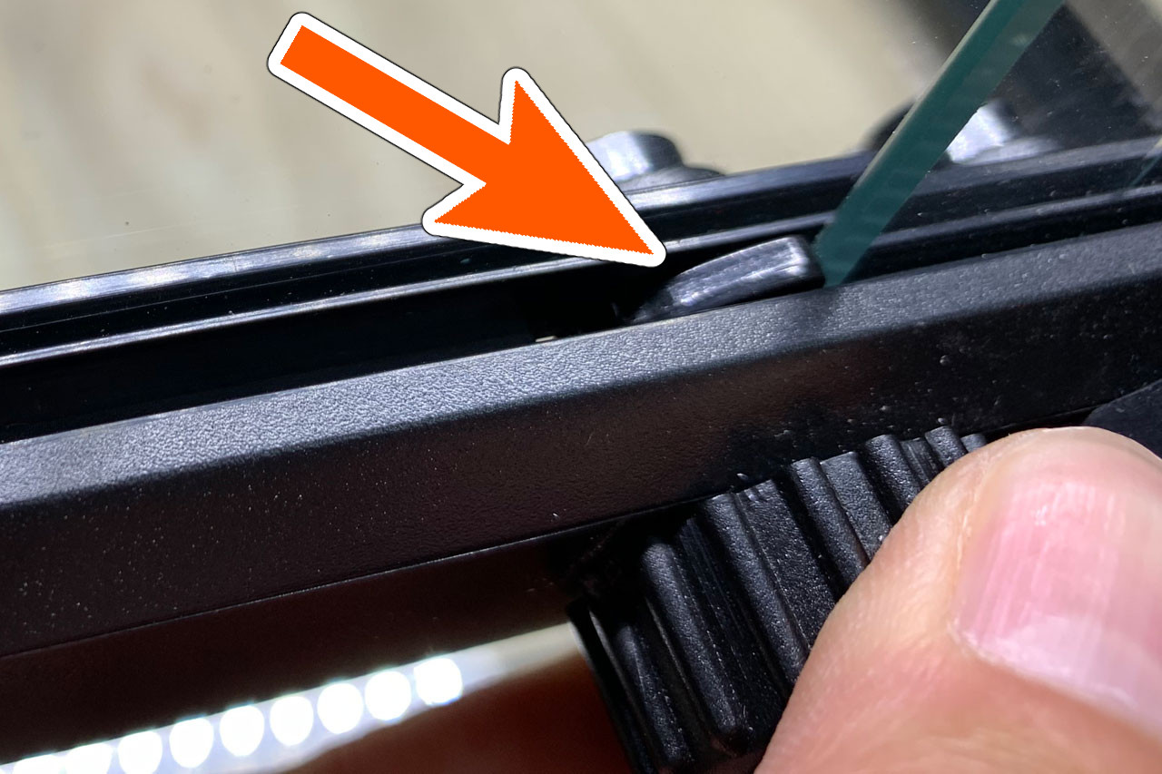 ヒュドラケース3133、ﾌﾛﾝﾄ扉のロック後に飛び出してくるパーツ