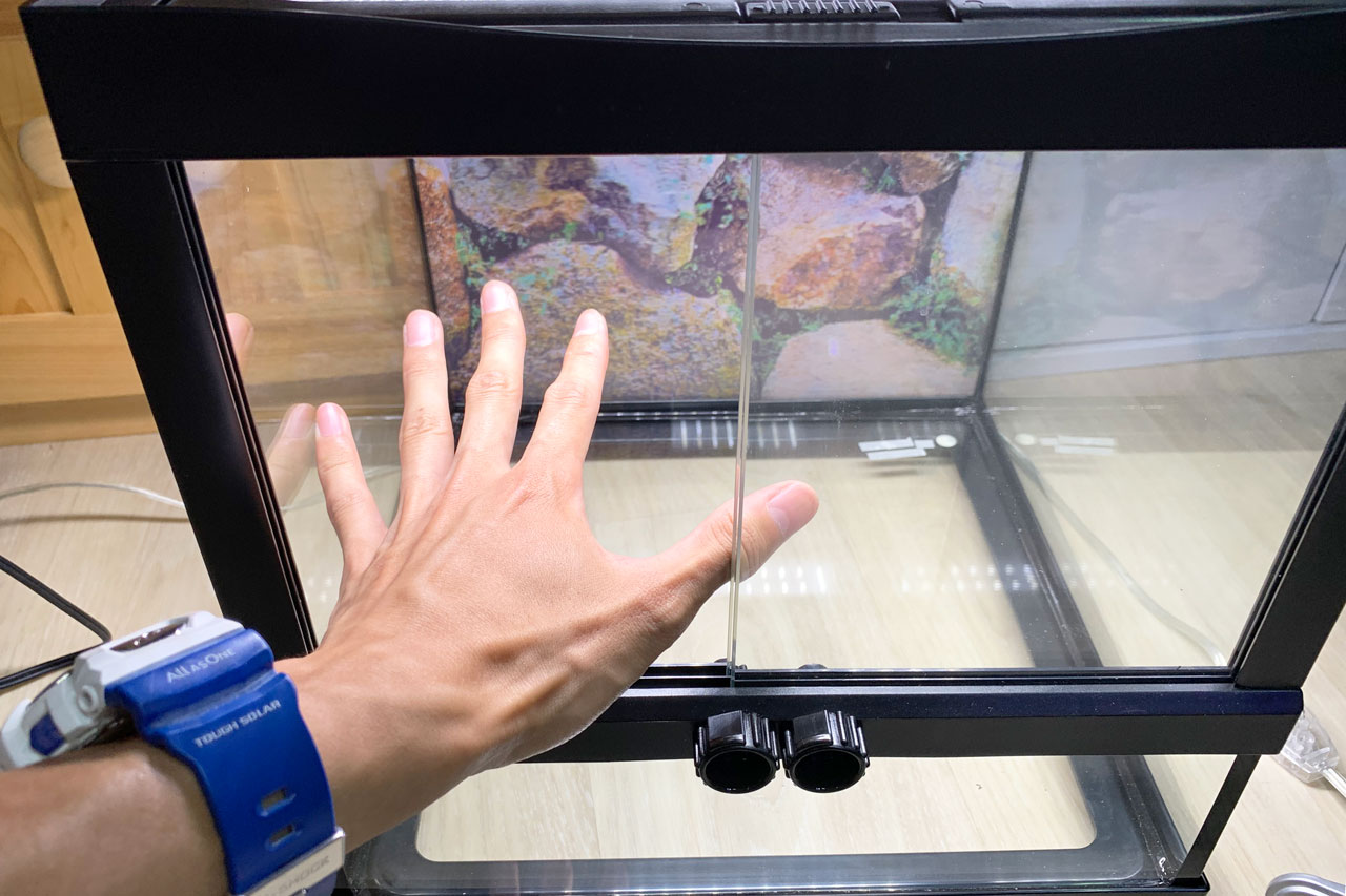 ヒュドラケース3133、フロントガラスの片側あけて手を入れた様子