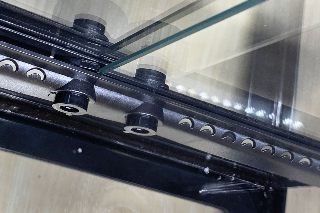 ヒュドラケース3133、扉受け内側の謎のくり抜き穴