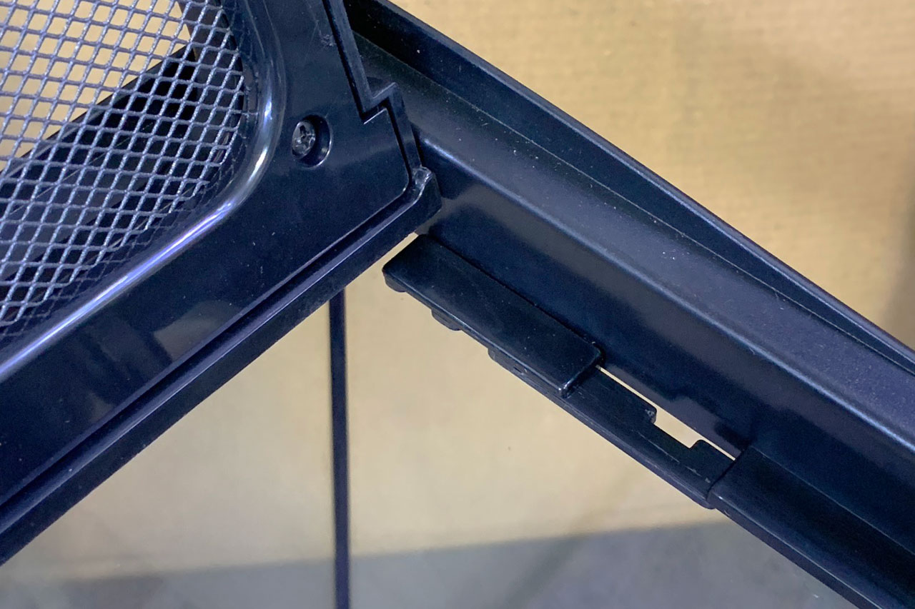 ヒュドラケース3133、コード穴はスライドで閉じれる